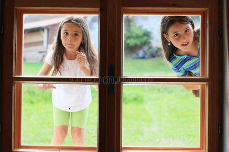女孩看着窗外