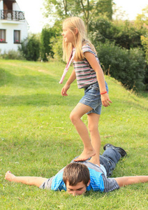 健身房的事儿脚踩足球球脚踩人脚踩在木地板上的鳞片右脚踩刹车在现代