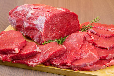 红肉块和牛排隔着木头背景