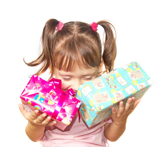 抱着两个礼品盒的小女孩