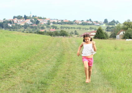 赤脚跑步的小女孩照片