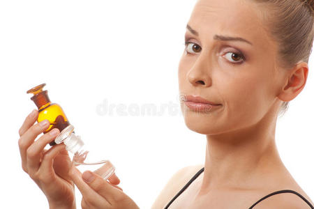 两瓶药或香水的女人