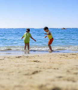 孩子们在海滩上玩耍