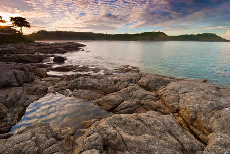 日出普吉岛海滩，前景是有趣的岩石