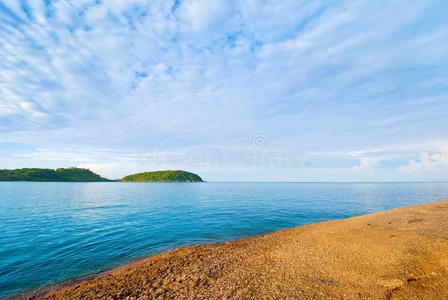 普吉岛美丽的热带海景岩石海岸