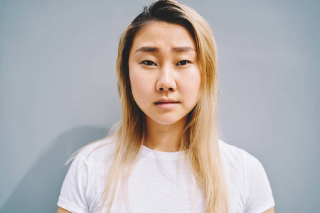 美丽的中国国籍妇女与明显的自然皮肤看起来担心.