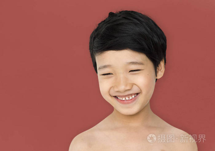 裸露上身的亚洲男孩