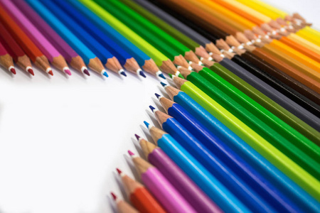 许多五颜六色的钢笔在几个安排