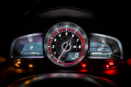 现代汽车仪表盘仪表板或车速表在晚上的时间