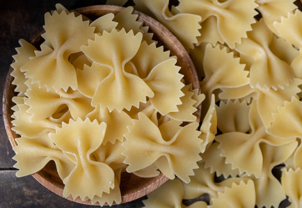 木质背景干 farfalle 面食