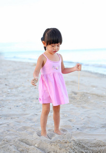 沙滩上的孩子女孩玩沙子