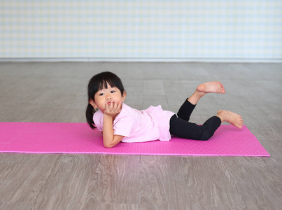 练习瑜伽或运动的小女孩