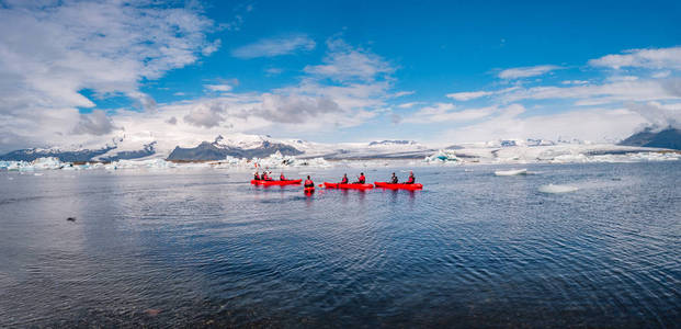 美妙的景色, 冰川泻湖, Jokulsarlon, 南冰岛和人民皮划艇在红色皮划艇, 夏季时间, 晴天