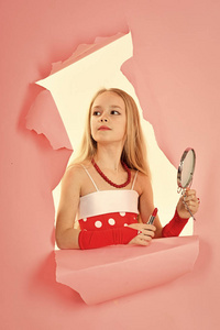 时尚小娃娃女孩粉红色的镜子和口红