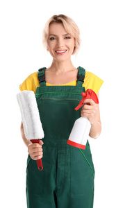 白色背景清洁用品的女清洁工