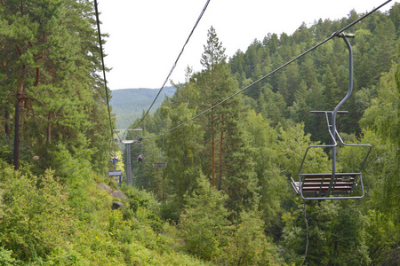 缆车在森林上方的山上通行。阿 尔 泰。俄罗斯