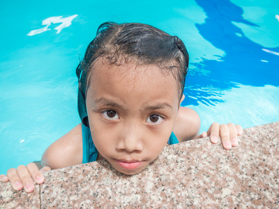 在游泳池里的小姑娘亚洲孩子。夏季户外