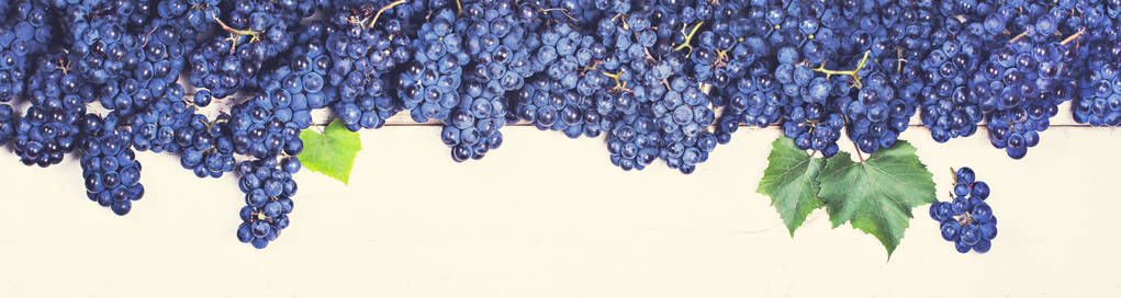 老白板上的蓝色葡萄。与葡萄 顶视图 特写的背景。您的文本的的地方
