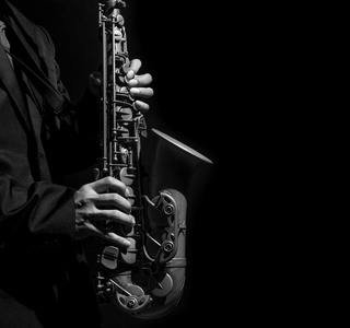 在黑暗的背景,黑白色调的球员行动特写萨克斯照片