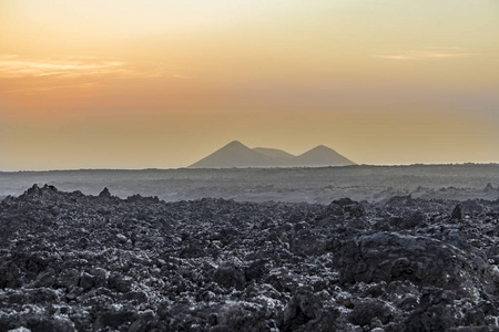 日落在 timanfaya 民族公园在兰萨罗特