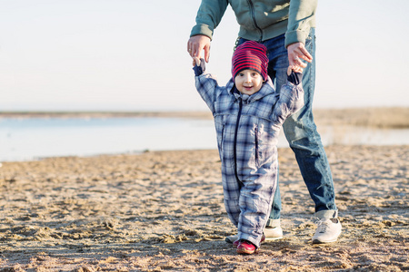 蹒跚学快乐宝贝学走路照片