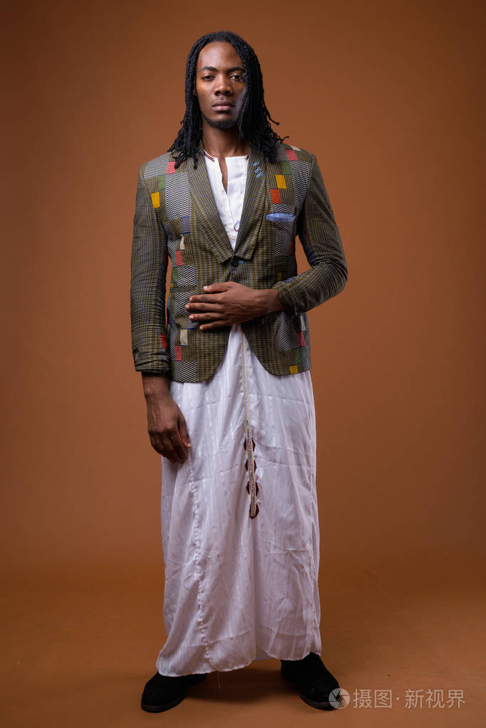 穿着传统衣服的年轻英俊的非洲男人