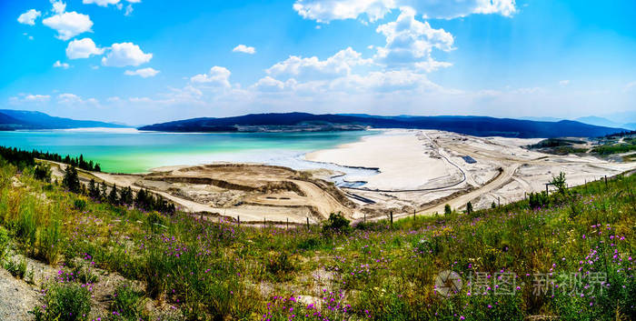 加拿大不列颠哥伦比亚省高地铜矿沿高地谷路的一个大型尾矿池, 位于