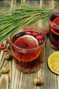 炎热的冬天或秋天的蔓越莓饮料。圣诞饮品