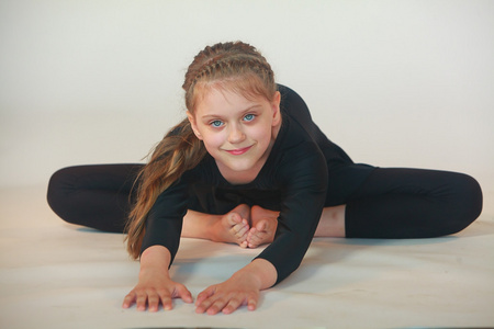 打坐的小女孩照片