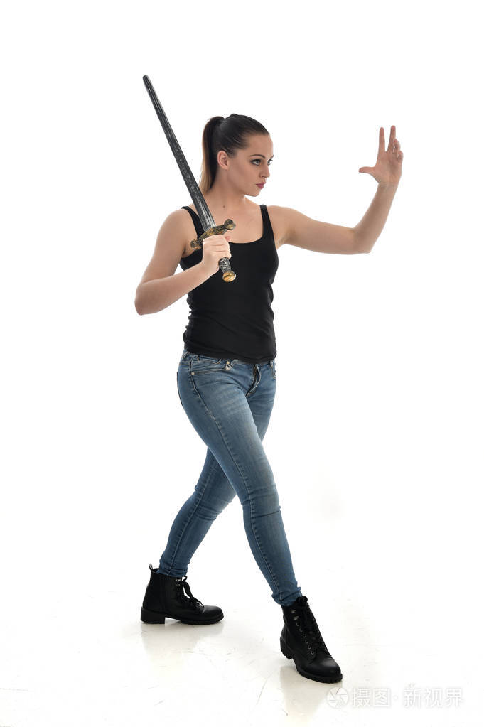 站立姿势, 拿着一把剑.在白色工作室背景下被隔离