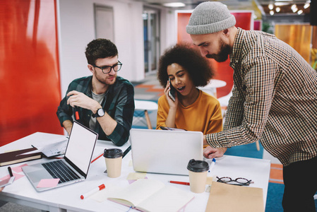 多元文化学生在创业项目开发中的合作照片