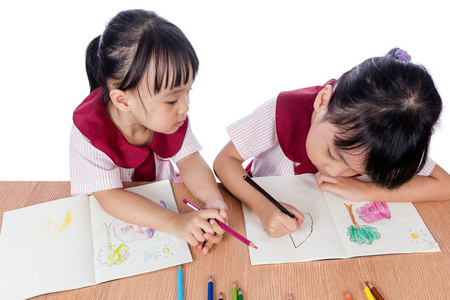亚洲中国小姑娘绘图与彩色铅笔