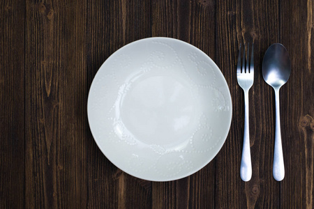 木桌, 背景和质地, 顶部视图, 饮食概念的空盘子或白色菜用勺子和叉子