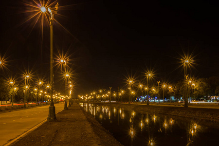 透视运河的电灯, 夜景背景