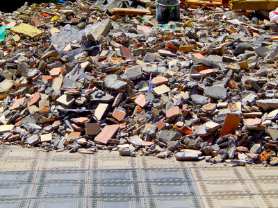全面建设垃圾碎片袋 垃圾砖堆瓦砾和拆房子的材料