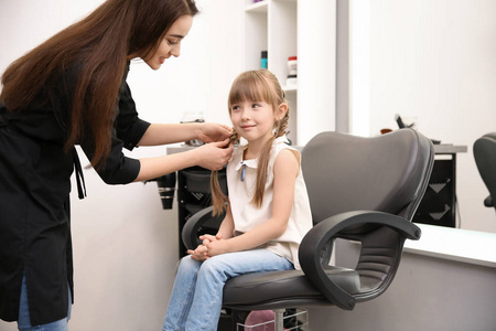 学龄前儿童在美发沙龙图片