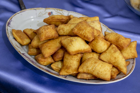 白色瓷盘小土耳其煎饼特写镜头图片