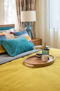 在现代居室的木制床上多彩枕头