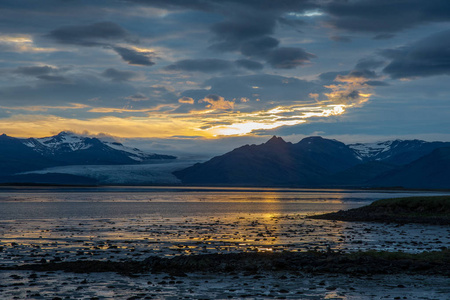 日落在 Hornafjordur 在东南冰岛在夏天晚上