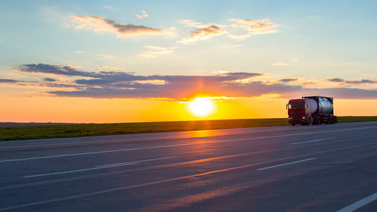 卡车在日落时高速高速公路前进