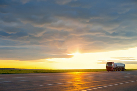 卡车在日落时高速高速公路前进