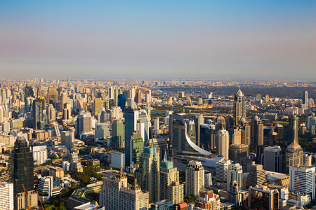 鸟瞰图，城市景观街市地平线在日落之前