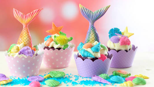 美人鱼主题蛋糕与五颜六色的闪光尾巴, 贝壳和海洋生物排行榜儿童, 青少年, 新奇的生日和聚会庆典