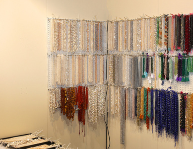 许多精美的珠宝首饰及服装的商店里出售的项链