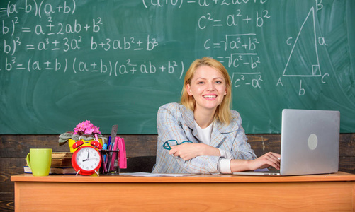 老师快乐的工作在学校黑板的背景.教师工作描述.