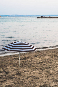 沙滩伞放在沙子上覆盖太阳