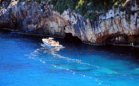 小船在蓝色洞穴附近上扎金索斯