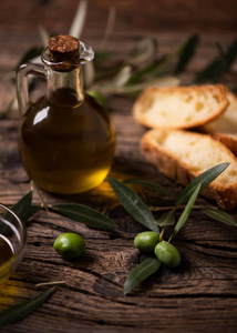 橄榄油, 面包放在木桌上。仿古葡萄酒组合