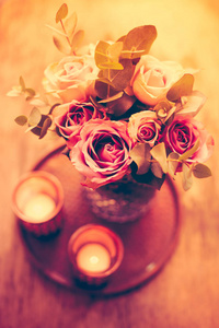 紫色 紫红色颜色新鲜夏日的玫瑰，插在花瓶里的白墙 b