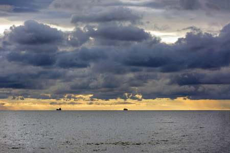 船在海上地平线上日落, 芬兰湾, 天空与丁香云, 日落在海上